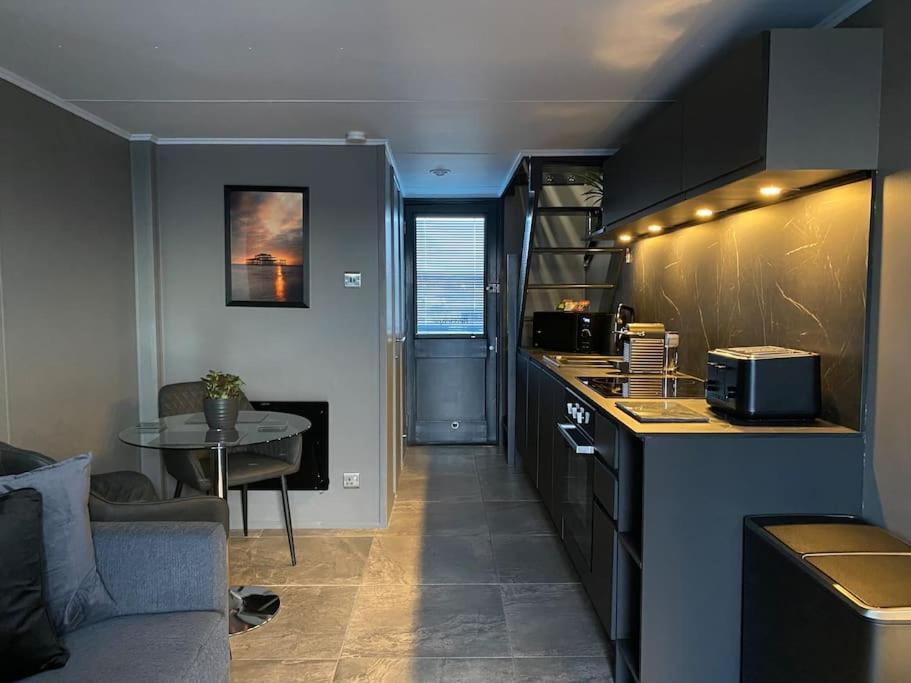 Seascape - Floating Home At Brighton Marina With Free Parking ภายนอก รูปภาพ