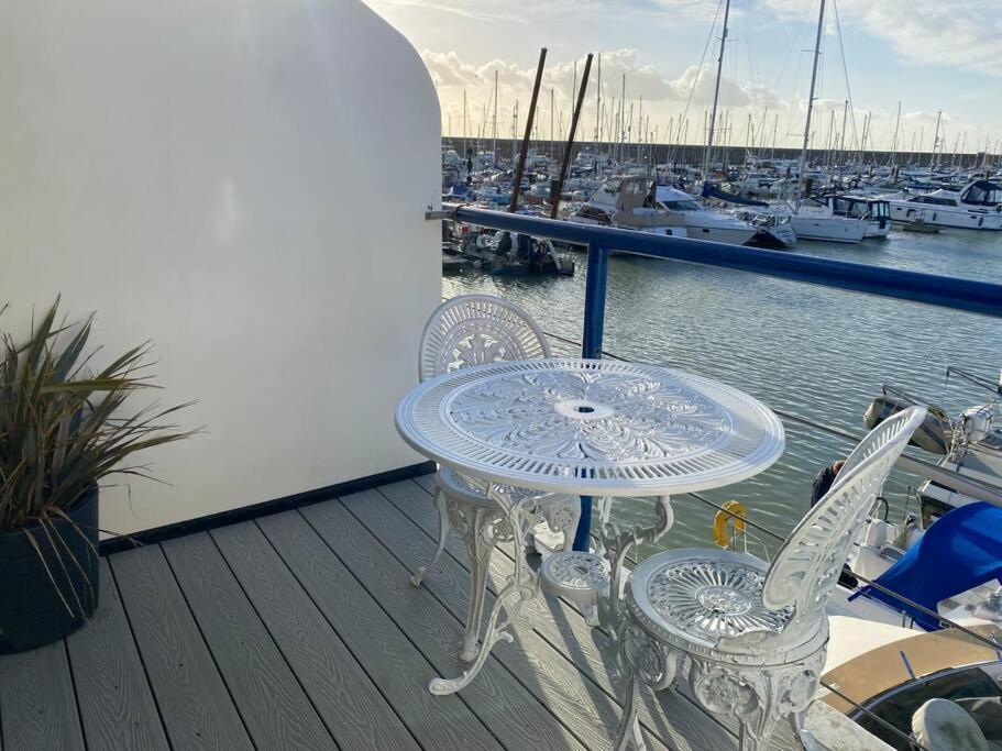 Seascape - Floating Home At Brighton Marina With Free Parking ภายนอก รูปภาพ