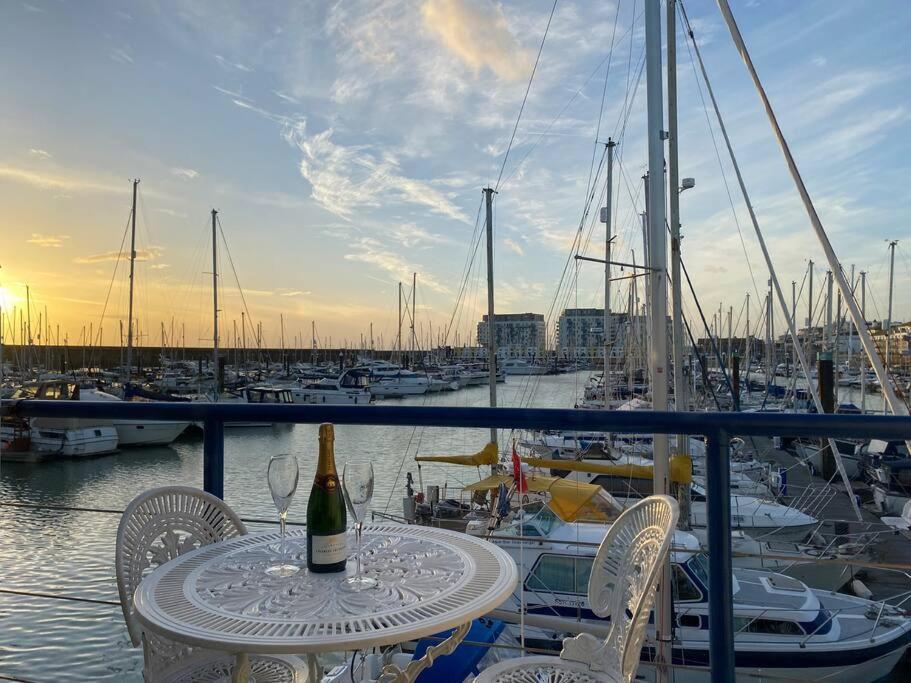 Seascape - Floating Home At Brighton Marina With Free Parking ภายนอก รูปภาพ