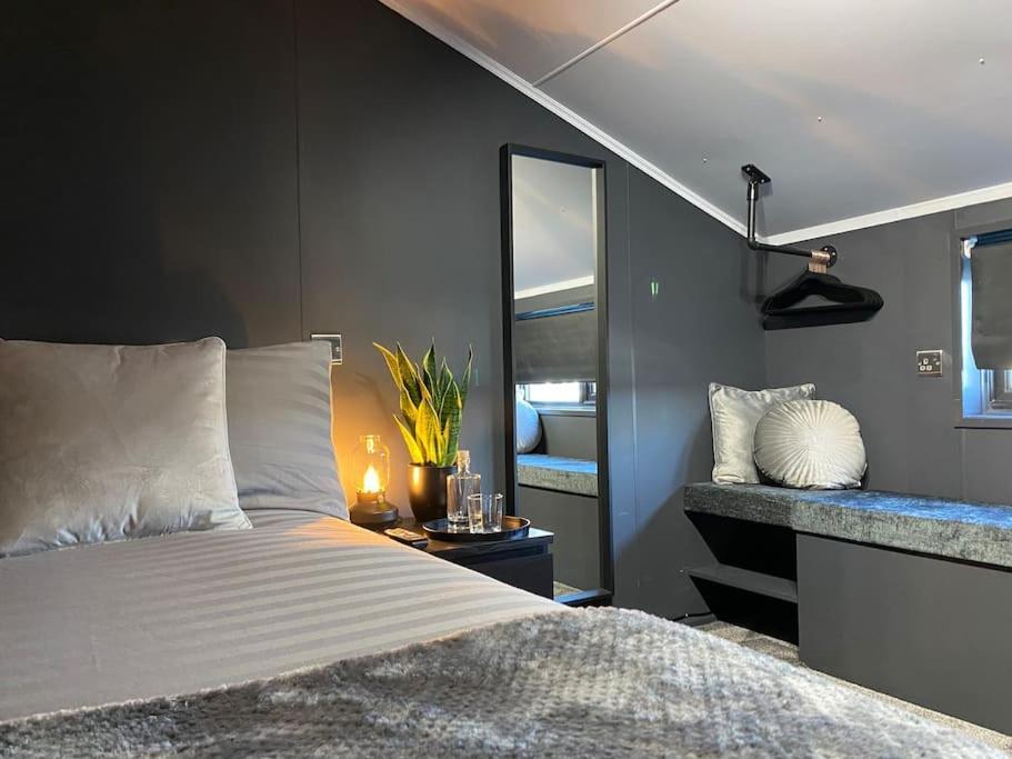 Seascape - Floating Home At Brighton Marina With Free Parking ภายนอก รูปภาพ