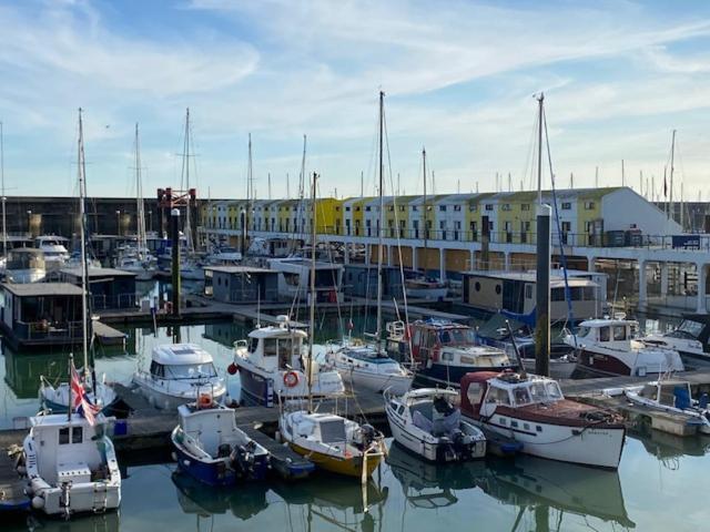 Seascape - Floating Home At Brighton Marina With Free Parking ภายนอก รูปภาพ